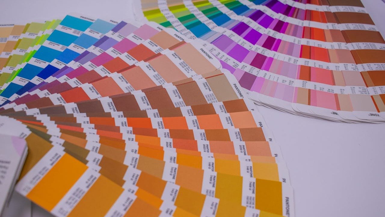 Por que a Pantone dita a cor do ano? Entenda o poder da empresa - Photo by ???? ????????: https://www.pexels.com/photo/pantone-color-chart-9421350/