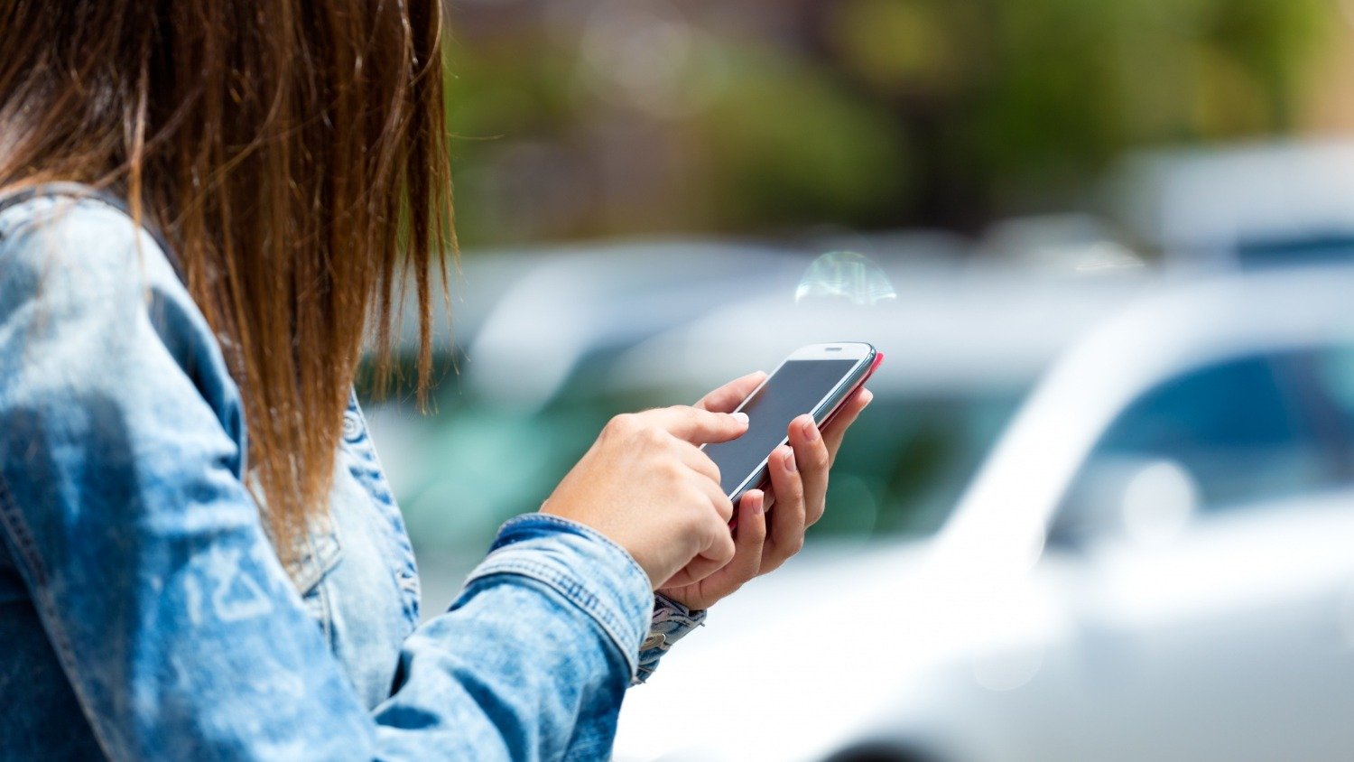 Seguro para celular vale a pena? Saiba quando contratar e como funciona - &amp;lt;a href=&amp;quot;https://br.freepik.com/fotos-gratis/telefone-movel-na-mao-de-uma-mulher-imagem-ao-ar-livre_1139484.htm#fromView=image_search_similar&amp;amp;page=1&amp;amp;position=15&amp;amp;uuid=bc48f8f7-5aee-4553-8824-ed7f46646796&amp;amp;query=close+celular+na+rua&amp;quot;&amp;gt;Imagem de nensuria no Freepik&amp;lt;/a&amp;gt;