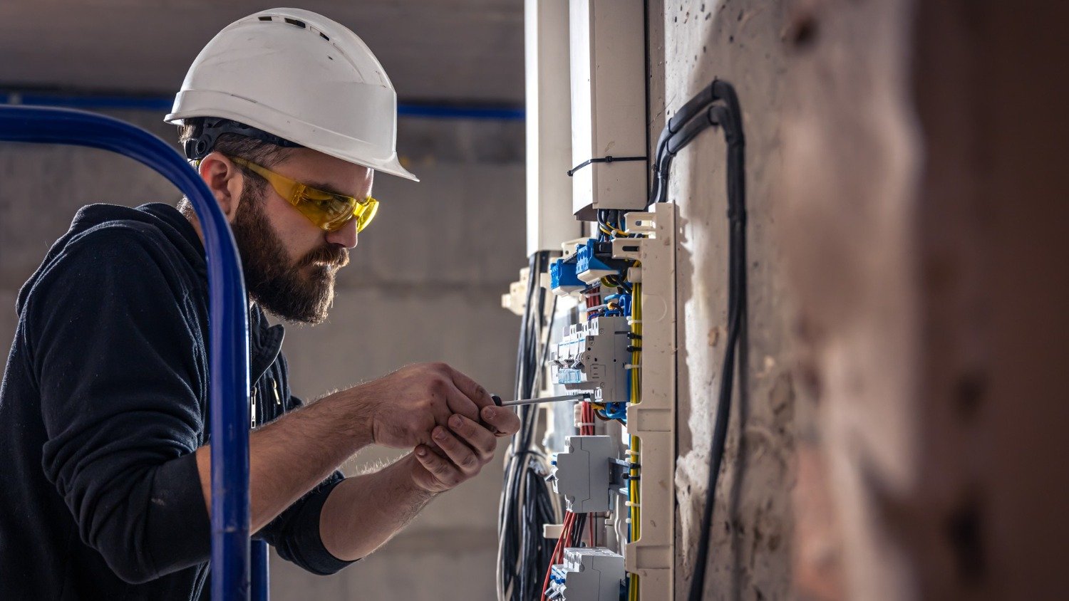 5 cuidados com a manutenção do prédio para evitar desabamentos - &amp;lt;a href=&amp;quot;https://br.freepik.com/fotos-gratis/um-eletricista-masculino-trabalha-em-uma-central-eletrica-com-um-cabo-de-conexao-eletrica_19589484.htm#fromView=search&amp;amp;page=1&amp;amp;position=3&amp;amp;uuid=4261c892-fd93-4956-b076-bb4a287728ed&amp;amp;query=vistoria+em+instala%C3%A7%C3%A3o+hidr%C3%A1ulica+em+pr%C3%A9dio&amp;quot;&amp;gt;Imagem de pvproductions no Freepik&amp;lt;/a&amp;gt;