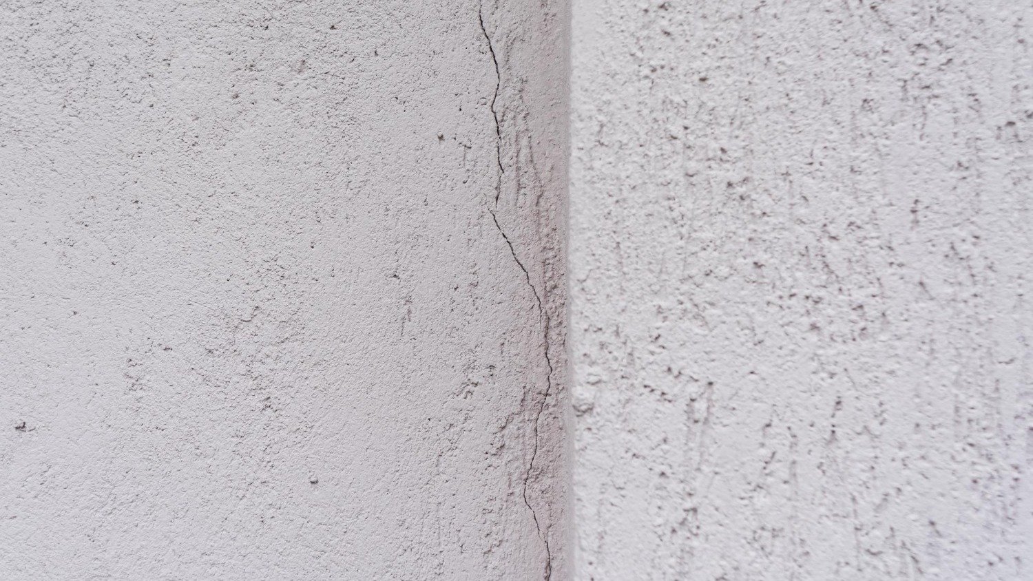 Rachaduras e infiltrações: os sinais de que seu prédio pode ruir - &amp;lt;a href=&amp;quot;https://br.freepik.com/fotos-gratis/foto-do-padrao-de-textura-da-parede_206846091.htm#fromView=search&amp;amp;page=1&amp;amp;position=21&amp;amp;uuid=b493a2df-603d-4bfa-b410-db679986f4ff&amp;amp;query=rachadura+em+pr%C3%A9dio&amp;quot;&amp;gt;Imagem de Mateus Andre no Freepik&amp;lt;/a&amp;gt;