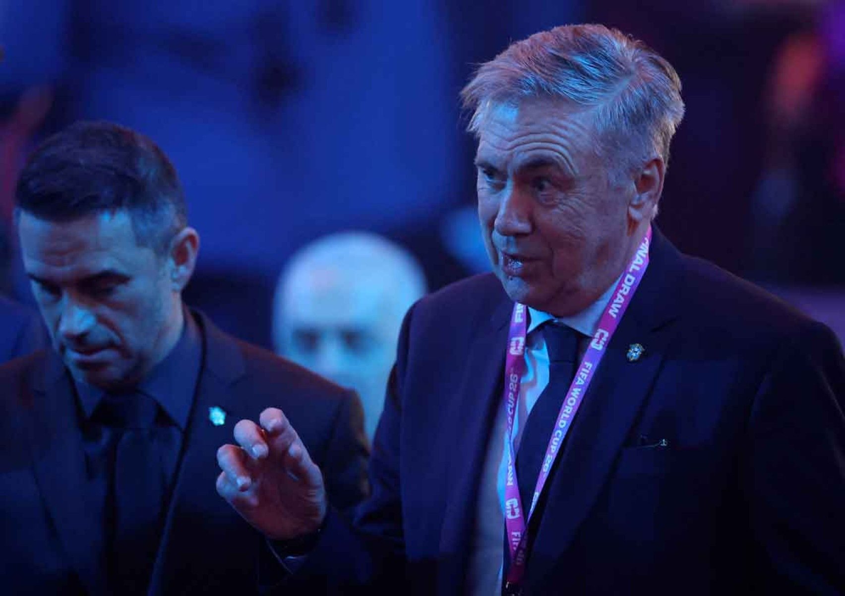 Técnico Carlo Ancelotti (D) durante o evento de sorteio da Copa do Mundo, no Keneddy Center, em Washington, nos Estados Unidos -  (crédito: Dan Mullan / Getty Images via AFP)