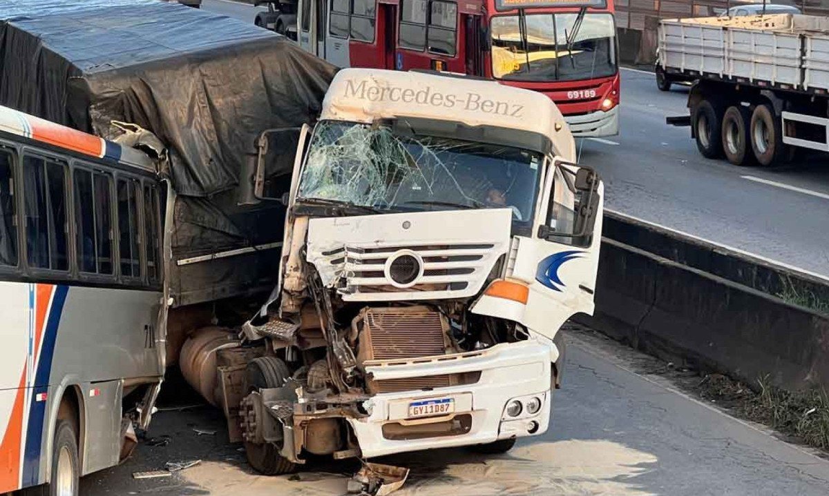 Carreta tem cabine destruída em acidente na marginal da BR-381, área urbana de contagem - (crédito: Edésio Ferreira/EM/D.A Press)