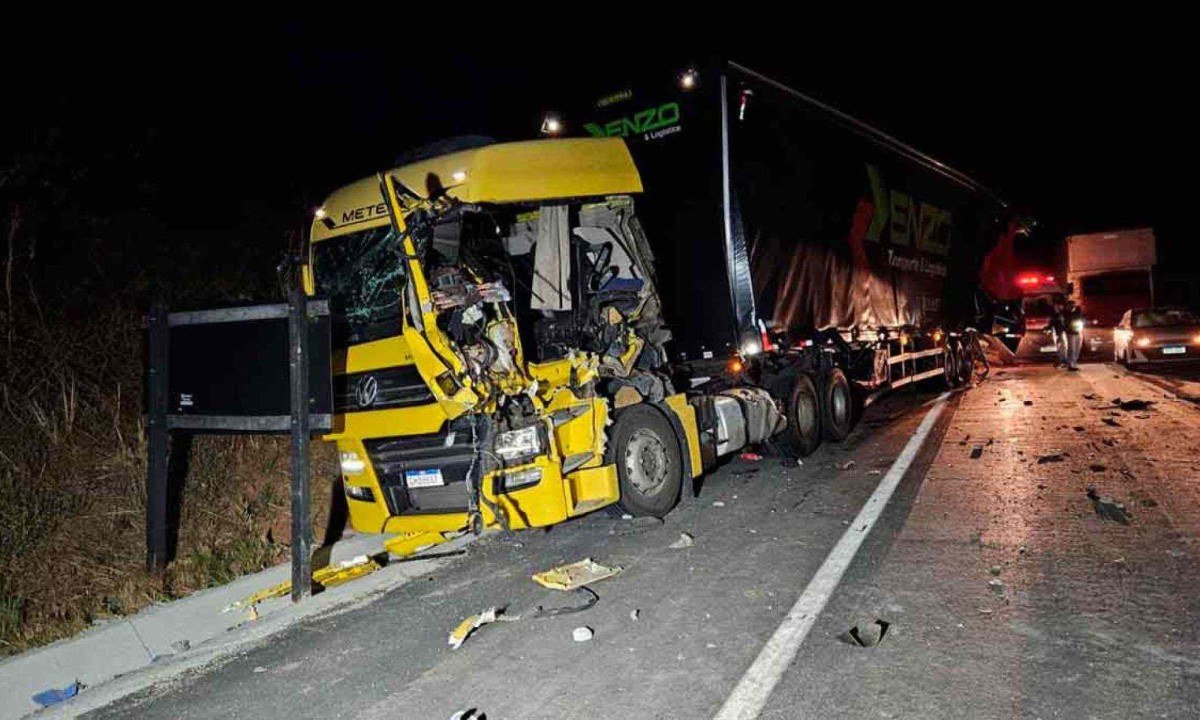 Carreta com cabine semidestruída no acostamento da perigosa br-251 no norte de minas: segmento é temido até por caminhoneiros experientes, que reconhecem abusos praticados pela própria categoria