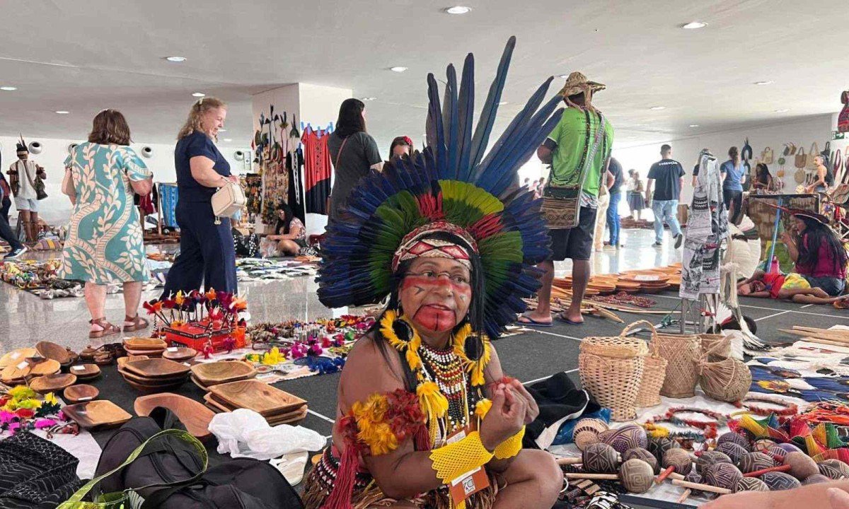 artesã indígena Sotome Patachó, de Porto Seguro (BA), trouxe para a feira não só o artesanato do povo Pataxó, mas também de outros povos