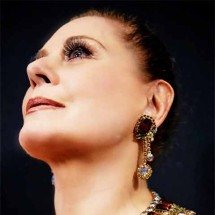 Vera Fischer celebra seus 74 anos ao lado de amigos e arranca elogios, inclusive virtuais - Reprodução do Instagram @verafischeroficial