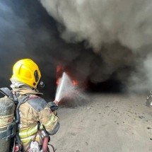 Incêndio destrói um galpão e atinge parcialmente outros dois - CBMMG