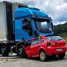 Batida entre carro e caminhão deixa dois mortos na BR-267, em Minas - CBMMG/Divulgação