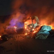 Vídeo: carreta tomba, pega fogo e interdita BR-381 na Grande BH - Corpo de Bombeiros/Reprodução