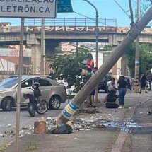 Motorista bate carro em avenida de BH, derruba poste e foge  - Corpo de Bombeiros/Reprodução