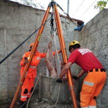 Tutor tenta salvar cachorro de afogamento e acaba preso em poço em Minas  - CBMMG/Divulgação 