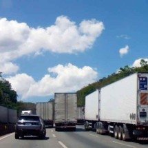 Caminhões e carretas ocupam quase todas as faixas da BR-381 no segmento chamado Rodovia Fernão Dias, que liga Minas a São Paulo e tem o maior índice nacional de acidentes com veículos de carga -  (crédito: Mateus Parreiras/EM/D.a press)