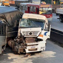 Carreta tem cabine destruída em acidente na marginal da BR-381, área urbana de contagem -  (crédito: Edésio Ferreira/EM/D.A Press)