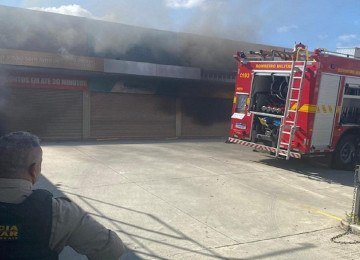 Fogo começou numa clínica de estética e propagou para as duas laterais -  (crédito: CBMMG)