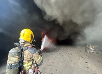 Com 16 militares e quatro viaturas, entre elas a Auto Jamanta, os bombeiros controlaram o incêndio em três galpões -  (crédito: CBMMG)