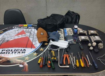 Itens apreendidos pelos policiais no interior do carro dos suspeitos -  (crédito: PMMG/Divulgação)
