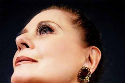 Vera Fischer celebrou seus 74 anos em uma reunião reservada no Hotel Fairmont, em Copacabana, Rio, organizada por seu empresário Vinicius Belo. O encontro reuniu familiares e amigos próximos da atriz, que marcou gerações com trabalhos como 'Riacho Doce' (1990), 'Laços de Família' (2000) e 'Espelho da Vida' (2018). A noite de 27/11/2025 foi marcada por afeto e lembranças de sua trajetória artística. -  (crédito: Reprodução do Instagram @verafischeroficial)