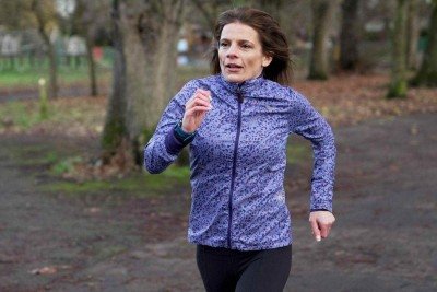 Ruth questiona se as estatísticas em seu relógio são realmente precisas -  (crédito: Kristian Johnson/BBC)