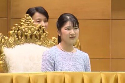 A princesa Aiko, única filha do imperador Naruhito e da imperatriz Masako, completou 24 anos em dezembro de 2025 e é uma das figuras mais amadas do Japão. Desde sua apresentação oficial como adulta em 2021, conquistou os japoneses com simpatia, inteligência e bom humor. Sua crescente popularidade reacendeu o debate sobre a sucessão imperial, já que a lei atual só permite herdeiros homens. -  (crédito: Reprodução youtube / TV Japão)