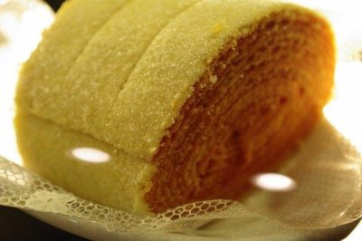 O bolo de rolo é um doce típico de Pernambuco, considerado um símbolo da culinária nordestina. Sua origem remonta ao século XIX, com influência direta da doçaria portuguesa. -  (crédito: wikimedia commons/creative commons/Guilherme Jófili)