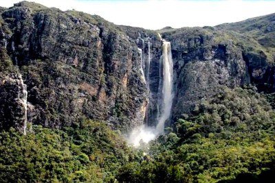 Cachoeira do Bananal tem cerca de 200 metros de altura e 'reaparece' após as chuvas em Botumirim, no Norte de Minas -  (crédito: Eduardo Gomes/divulgaçao)