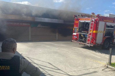 Fogo começou numa clínica de estética e propagou para as duas laterais -  (crédito: CBMMG)