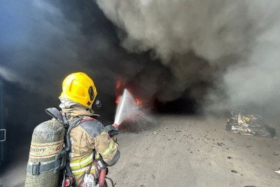 Com 16 militares e quatro viaturas, entre elas a Auto Jamanta, os bombeiros controlaram o incêndio em três galpões -  (crédito: CBMMG)