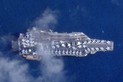 O maior porta-aviões do mundo, o USS Gerald Ford, com pelo menos 40 caças em seu convés, ao largo da costa de Saint Thomas, Ilhas Virgens Americanas -  (crédito: HANDOUT / 2025 PLANET LABS PBC / AFP)