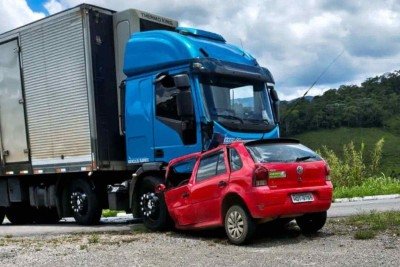 A batida frontal provocou a morte de dois ocupantes do carro  -  (crédito: CBMMG/Divulgação)