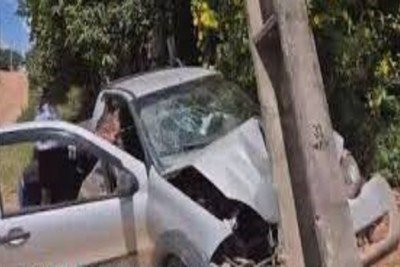 Depois de levar tiros, motorista perdeu controle da direção e bateu em poste -  (crédito: Redes sociais)