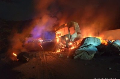 Veículo ficou destruído depois das chamas consumir a carreta e carga sílica na noite dessa sexta-feira (5/12) -  (crédito: Corpo de Bombeiros/Reprodução)