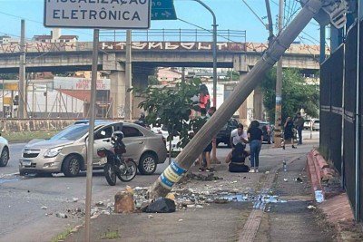 Condutora embriagada destrói poste depois de bater carro na Av. Cristiano Machado, em BH -  (crédito: Corpo de Bombeiros/Reprodução)