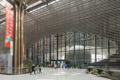 No coração de Tianjin, um megalômano monumento aos livros e inaugurado no fim de 2017 atrai fãs da literatura e da arquitetura. A Biblioteca de Tianjin se tornou um espetáculo, com um imenso “olho” iluminado no átrio central e que observa e acolhe visitantes. Assim, abre caminho para uma jornada que mistura leitura e deslumbramento. Um ícone global que une cultura, design e imaginação.
 -  (crédito: divulgação /MVRDV)