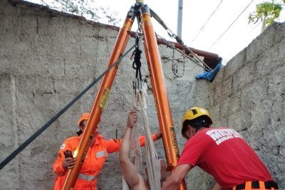 Para fazer o resgate, os militares usaram um tripé e fizeram o içamento do homem e do cachorro em segurança -  (crédito: CBMMG/Divulgação )