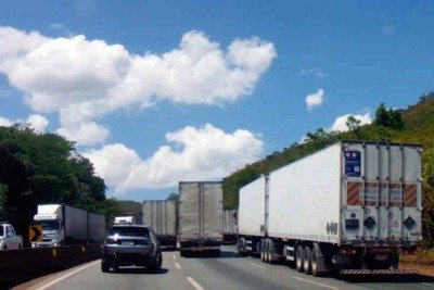 Caminhões e carretas ocupam quase todas as faixas da BR-381 no segmento chamado Rodovia Fernão Dias, que liga Minas a São Paulo e tem o maior índice nacional de acidentes com veículos de carga -  (crédito: Mateus Parreiras/EM/D.a press)