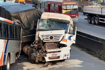 Carreta tem cabine destruída em acidente na marginal da BR-381, área urbana de contagem -  (crédito: Edésio Ferreira/EM/D.A Press)