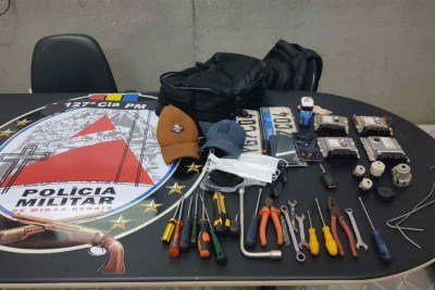 Itens apreendidos pelos policiais no interior do carro dos suspeitos -  (crédito: PMMG/Divulgação)