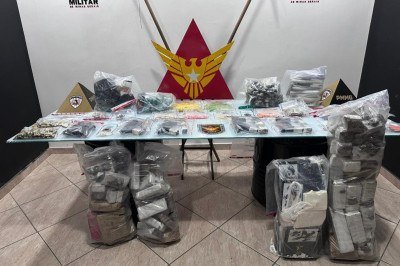 Uma grane quantidade de drogas, armas e munições foi apreendida nessa sexta-feira (5/12) em Governador Valadares -  (crédito: Divulgação/Polícia Militar)