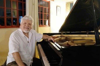 Professor aposentado da UFJF, André Pires sugeriu ao aluno Moisés Mattos o livro que o ajudou a aprender inglês, alemão e francês, entre outras línguas -  (crédito: Bruno Luís Barros/EM/D.A Press)