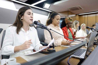 Parte da bancada feminina na Assembleia Legislativa de Minas: expectativa de aumentar o número de cadeiras ocupadas por mulheres em 2026 -  (crédito: Guilherme Dardanhan/ALMG)