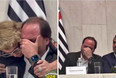 Carlos Bolsonaro chora durante homenagem na Alesp -  (crédito: Reprodução / redes sociais)