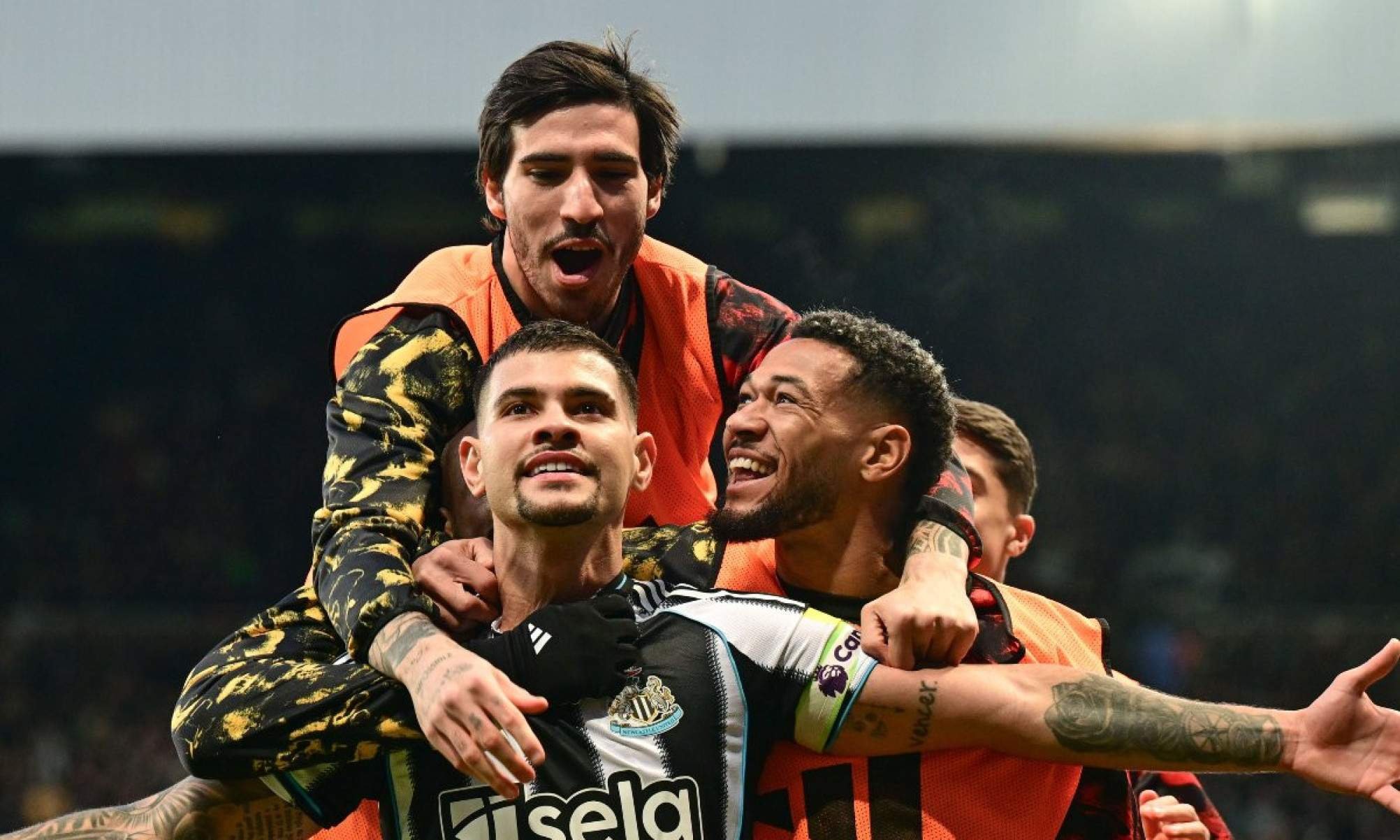 Volante da Seleção Brasileira faz gol olímpico na Premier League; assista - No Ataque Internacional