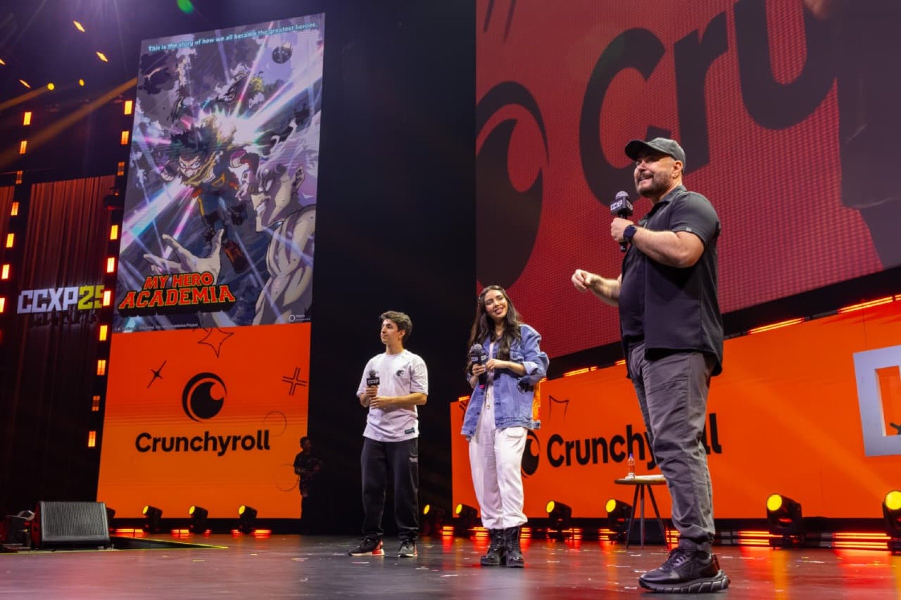 Homenagem da Crunchyroll celebrou os dez anos de My Hero Academia na CCXP25 e emocionou o público com mensagens do elenco e dubladores