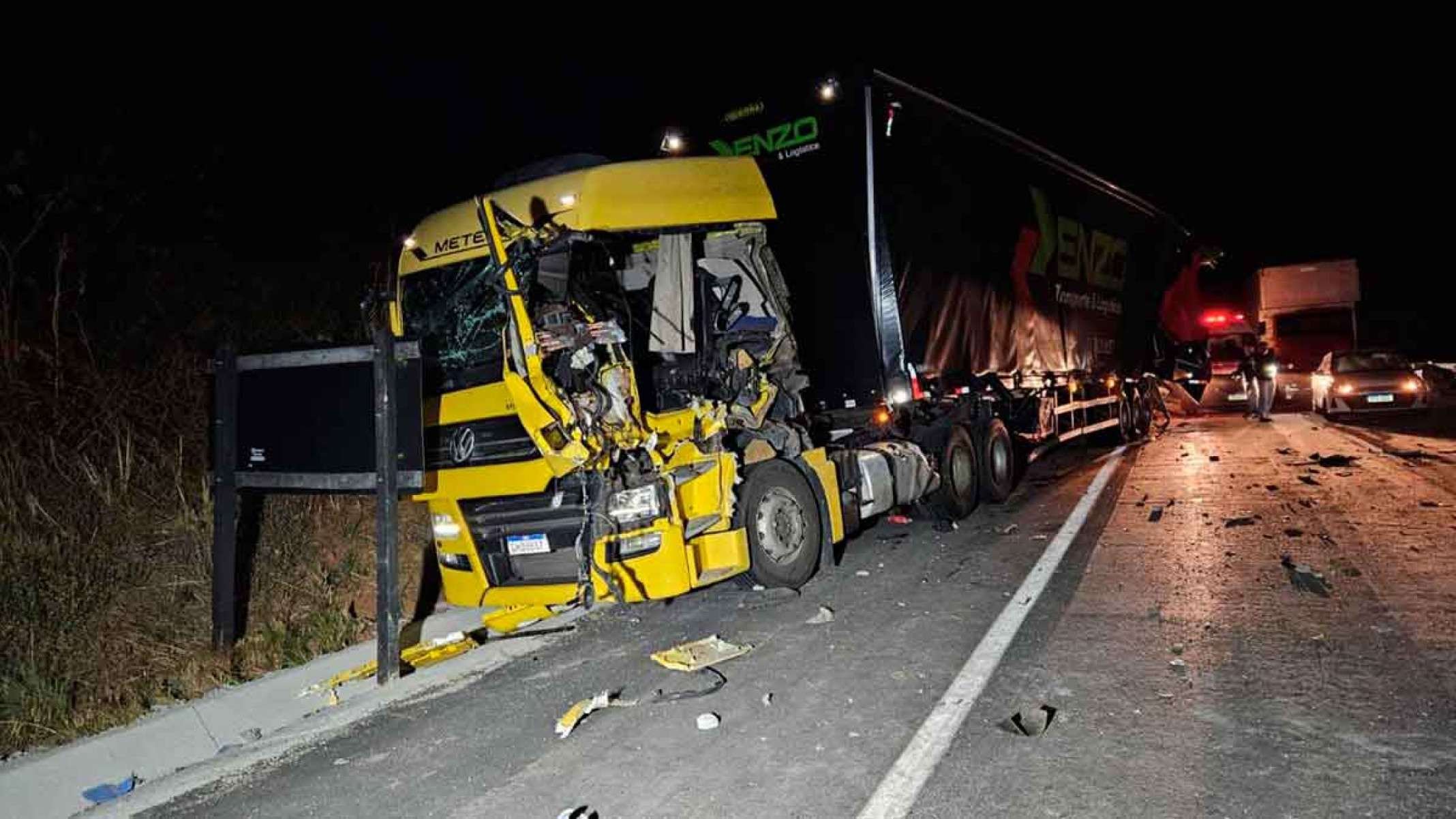 Carreta com cabine semidestru&iacute;da no acostamento da perigosa br-251 no norte de minas: segmento &eacute; temido at&eacute; por caminhoneiros experientes, que reconhecem abusos praticados pela pr&oacute;pria categoria