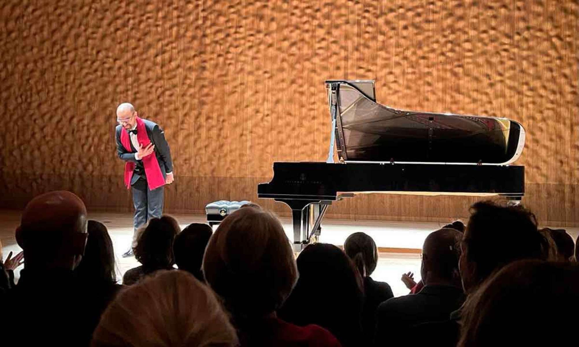 Moisés agradece aplausos do público após concerto em Hamburgo, na Alemanha