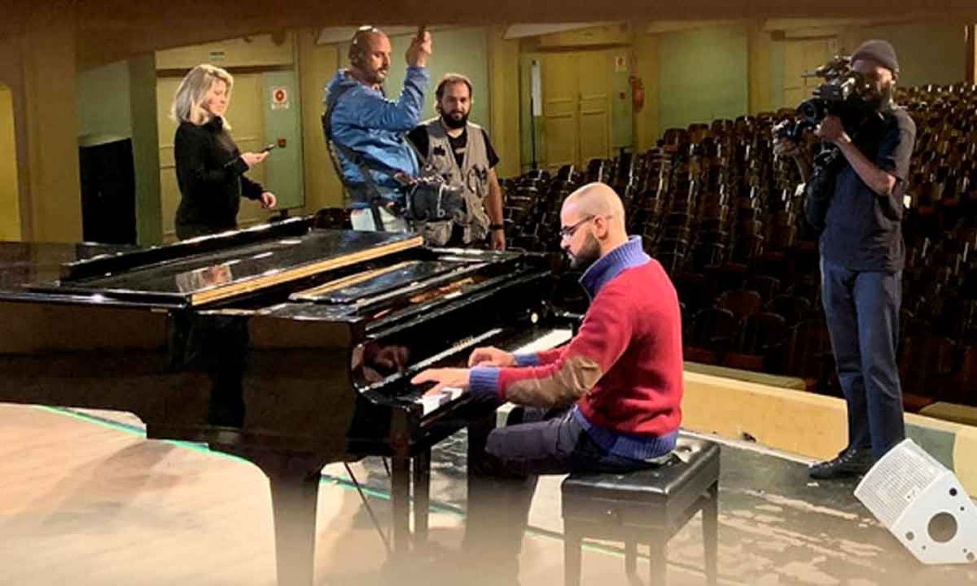 O diretor Eduardo Boccaletti e equipe filmam Moisés Mattos em ação