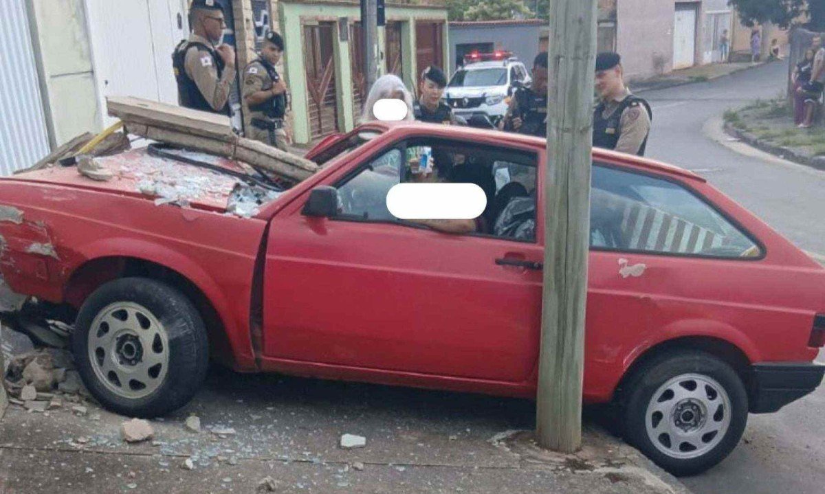 Vítimas foram retiradas do veículos e entregues aos cuidados do Samu