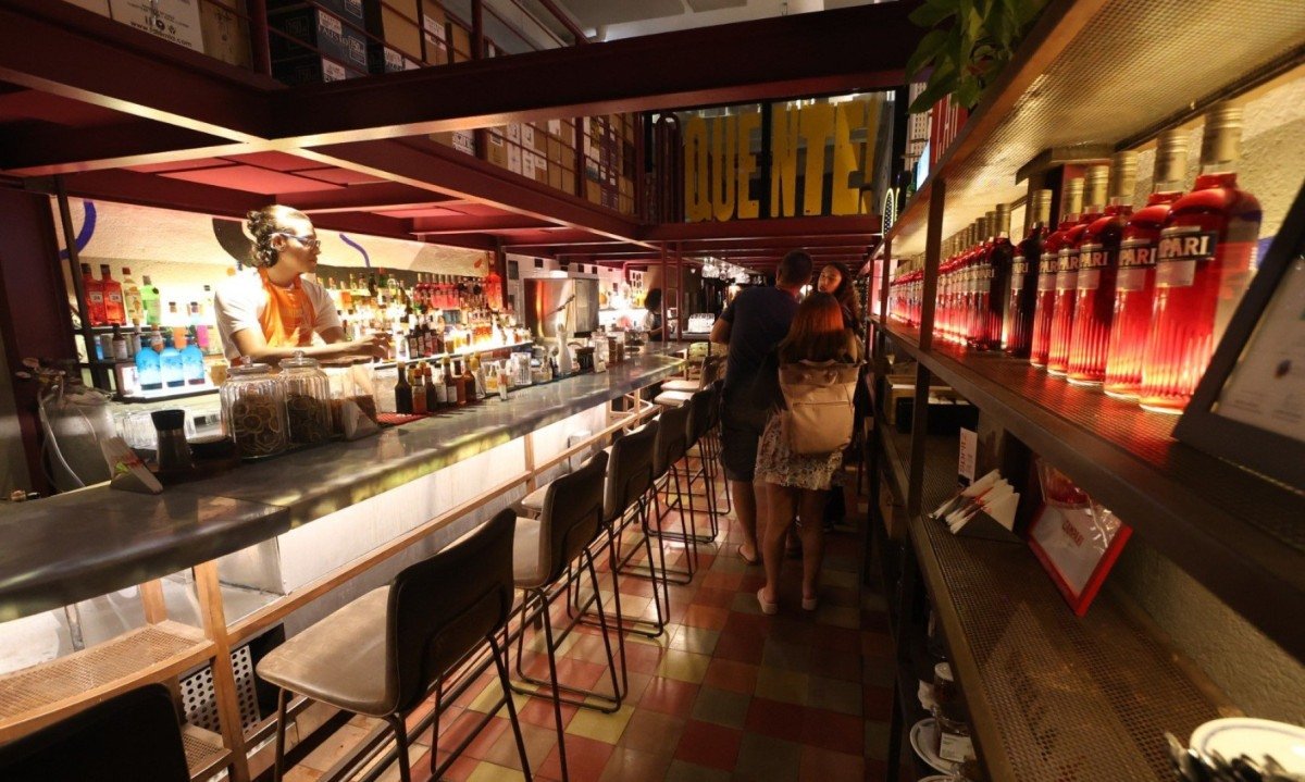 O balcão é a grande estrela do Garagem do Cab, que aposta na coquetelaria, inclusive, com vinhos