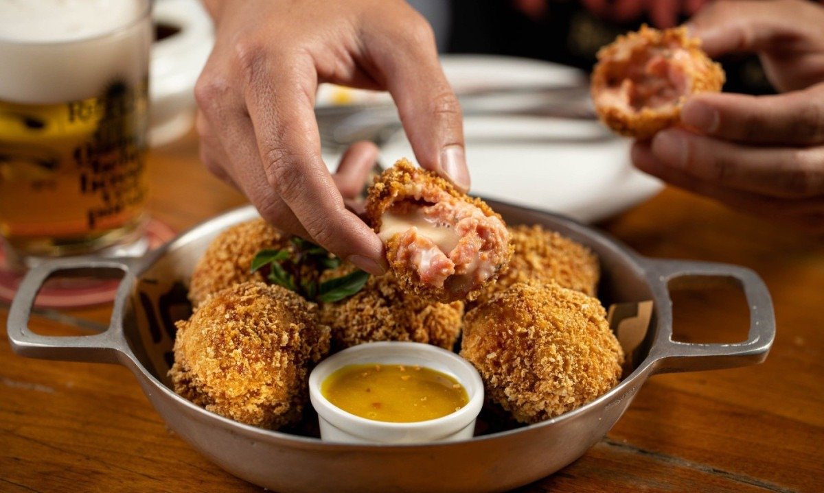 Inspirado no Rio de Janeiro, o bar aposta em bolinhos, entre eles o de linguiça com queijo minas