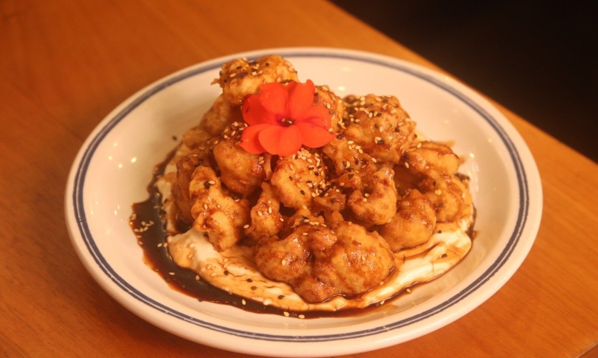 A couve-flor crocante com coalhada, molho teriyaki e furikake se destaca entre os petiscos quentes do Cabernet Butiquim
