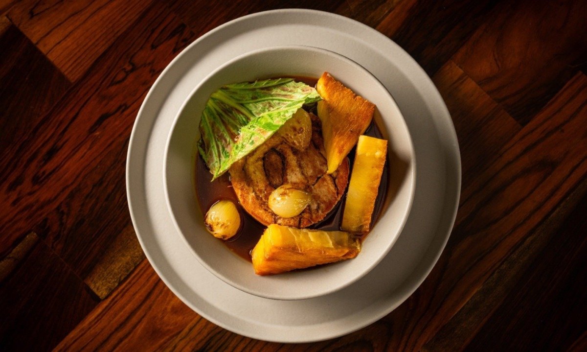 Papada de porco com mil folhas de mandioca: o Glouton une técnicas francesas e ingredientes mineiros 